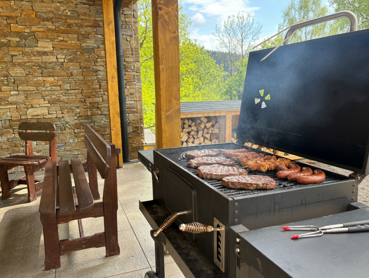 Pergola s grilem pro venkovní posezení